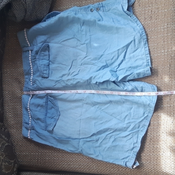 Jean shorts lightweight light blue denim white lace trim accents womans size 10 - Picture 15 of 16